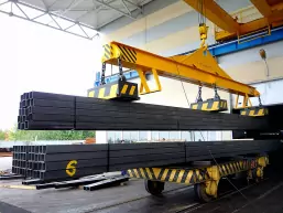 Magnetic spreader for the transport of long products
